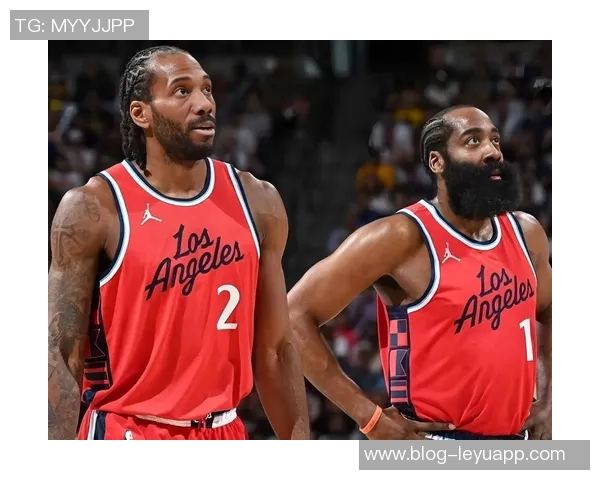 快船队员时尚便装入场哈登与伦纳德携手全员出击迎战新挑战